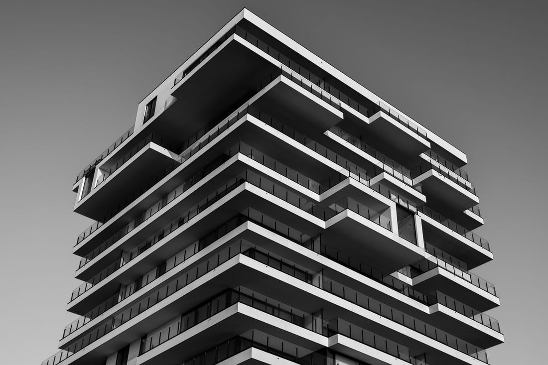 Reinforced concrete building with cantilevered floor slabs